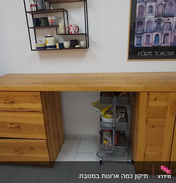 שולחן עץ עם מגירות וארון קטן